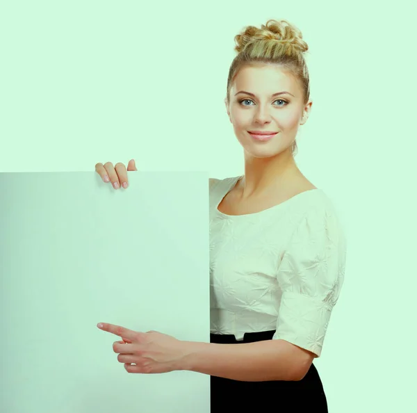 Junge Frau mit Leerzeichen auf weißem Hintergrund — Stockfoto