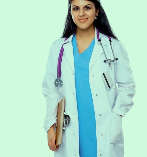 Orvos nő sztetoszkóppal áll a fal mellett — Stock Fotó