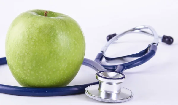 Estetoscópio médico e maçã isolado em fundo branco — Fotografia de Stock