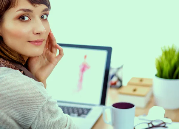 Retrato de la atractiva diseñadora de moda sentada en el escritorio de la oficina — Foto de Stock