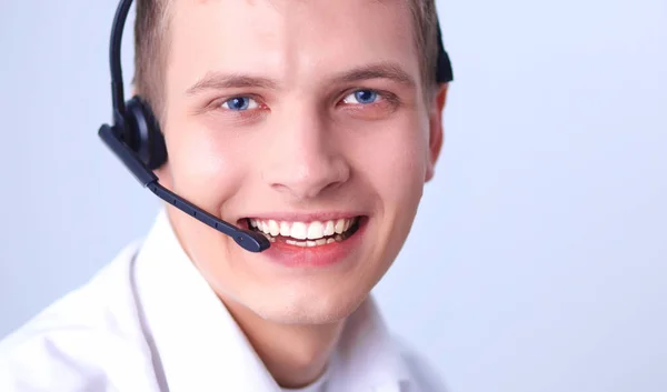 Operador de suporte ao cliente com fone de ouvido em fundo branco — Fotografia de Stock