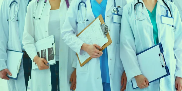 Porträt einer Gruppe lächelnder Krankenhauskollegen, die zusammen stehen — Stockfoto