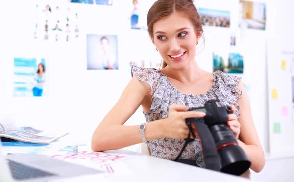 Attraktive Geschäftsfrau sitzt auf Schreibtisch im Büro — Stockfoto