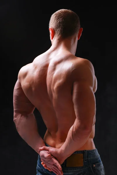 健康肌肉的年轻男子。黑色背景上孤立 — 图库照片