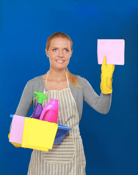 Vrolijke vrouw is het schoonmaken van iets met wijsheid en spray aandachtig. — Stockfoto