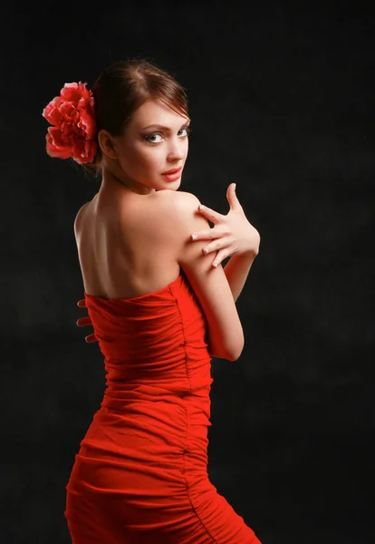Junge Frau in rotem Kleid, isoliert auf schwarzem Hintergrund — Stockfoto