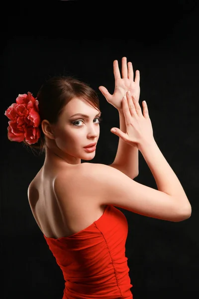 Siyah arka plan üzerine izole Kırmızı elbiseli genç kadın — Stok fotoğraf