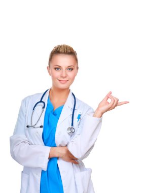Steteskoplu genç doktor bir şey gösteriyor, beyaz arka planda izole edilmiş.
