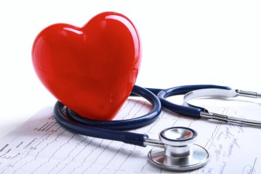 Kırmızı kalp ve cardiagram üzerinde bir stetoskop