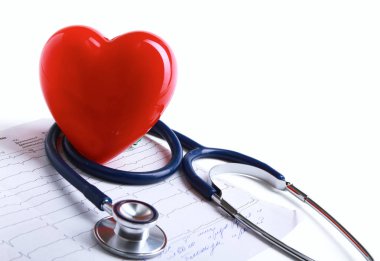Kırmızı kalp ve cardiagram üzerinde bir stetoskop