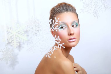 gri arka plan üzerinde izole, güzel bir kadın portresi