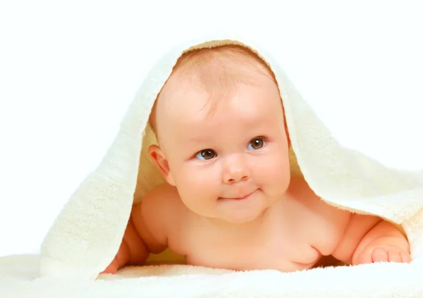 Bellissimo bambino sdraiato su un asciugamano beige — Foto Stock