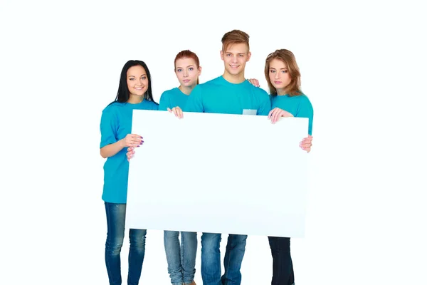 Grupa młodych przyjaciół trzymających pustą tablicę, odizolowana na białym tle — Zdjęcie stockowe