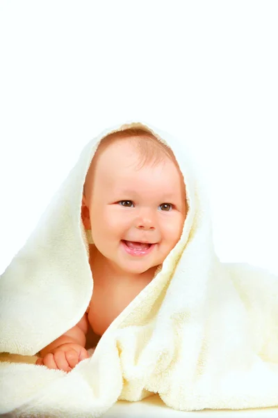 Mooie kleine baby liggend op beige handdoek — Stockfoto