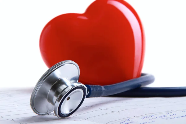Coração vermelho e um estetoscópio no cardiagrama — Fotografia de Stock