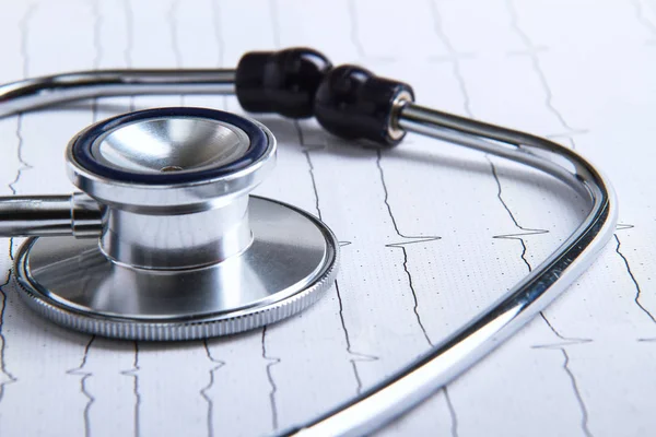 Masada yatan elektrokardiyogramda stetoskop.