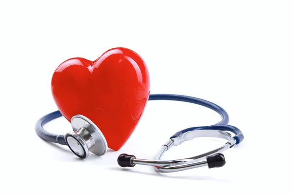 Червоне серце і стетоскоп на столі — стокове фото