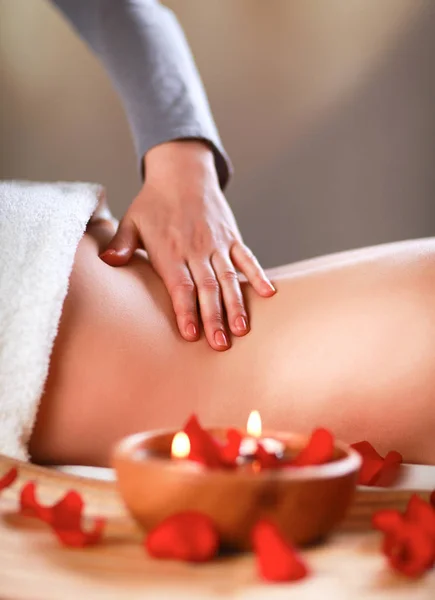 Bella giovane donna ottenere massaggio spa, mentire — Foto Stock