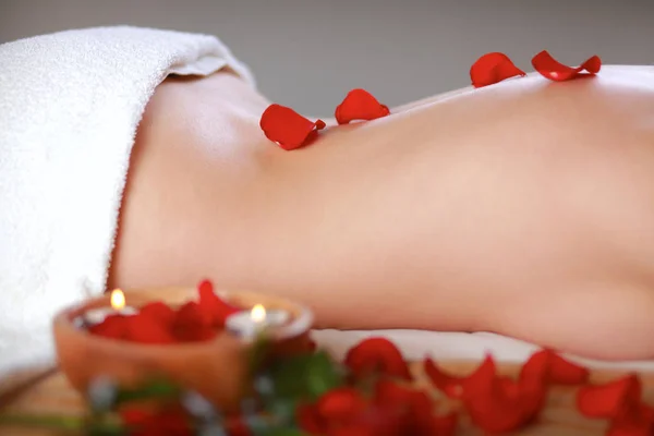 Vacker ung kvinna att få massage på spaet, liggande — Stockfoto