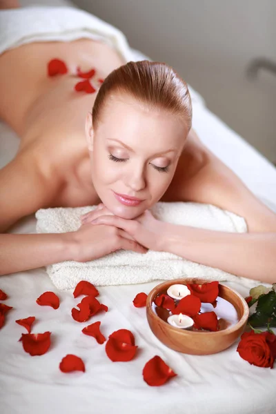 Hermosa joven recibiendo masaje de spa, mintiendo —  Fotos de Stock
