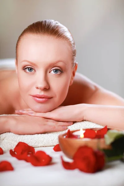 Bella giovane donna ottenere massaggio spa, mentire — Foto Stock