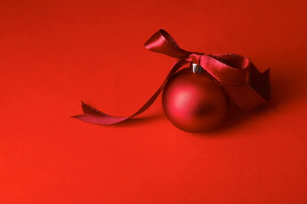 Red christmas ball, isolated on background — Stock Photo, Image