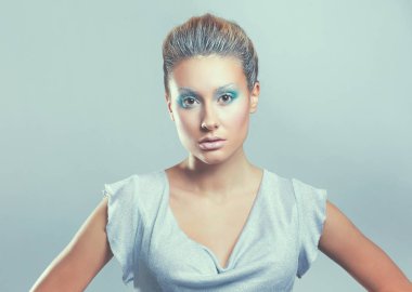 Gri arka plan üzerinde izole güzel bir genç kadının portresi