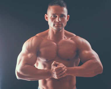 sağlıklı, kaslı, genç adam. siyah arka plan üzerine izole