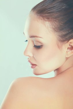 Beyaz arka plan üzerinde izole, güzel bir kadın portresi