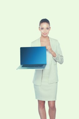 Beyaz arka plan üzerinde izole bir dizüstü bilgisayarı gösteren genç güzel kadın