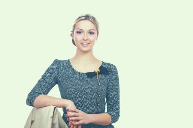 beyaz zemin üzerinde izole oturan genç kadın