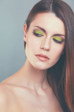 Beyaz arka planda izole edilmiş güzel bir kadının portresi.