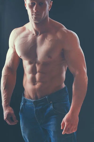 Здоровый мускулистый молодой человек. Изолированный на черном фоне — стоковое фото