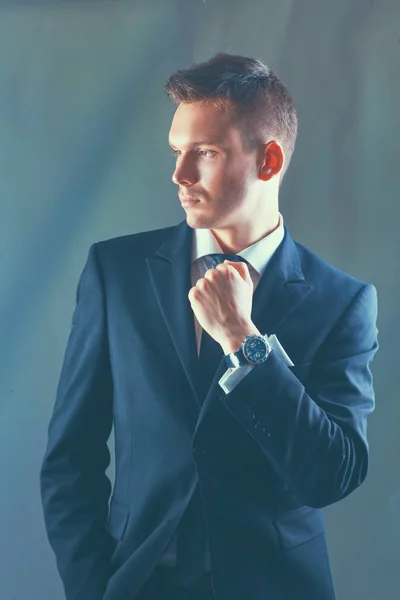 Retrato de un joven ejecutivo en traje de negocios — Foto de Stock