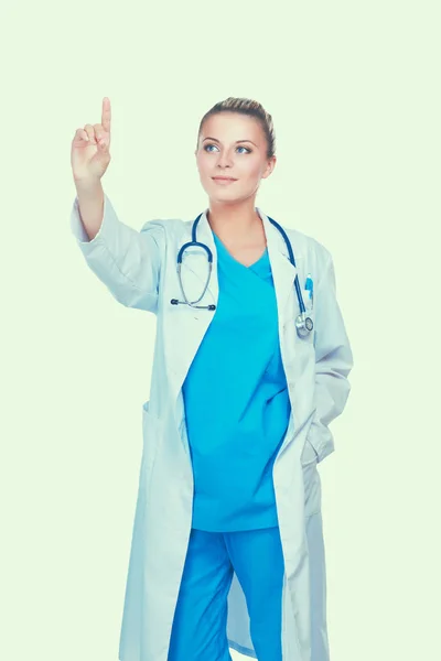 Jovem médica com estetoscópio mostrando algo, isolado em fundo branco — Fotografia de Stock