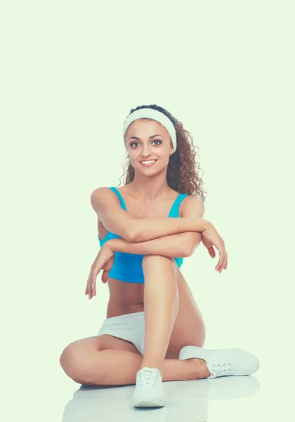 Mujer joven haciendo ejercicios. aislado sobre fondo blanco — Foto de Stock