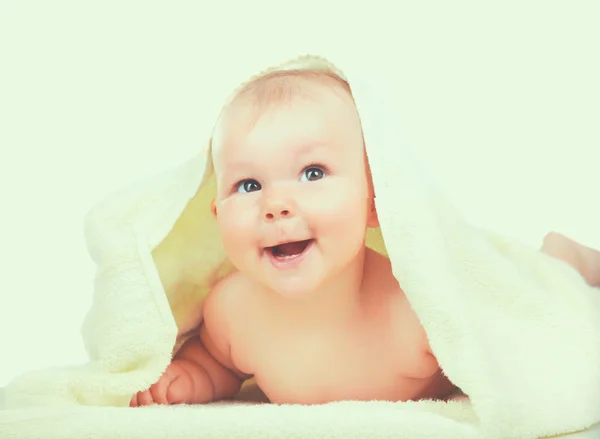 Güzel küçük bebek bej havluda yalan — Stok fotoğraf