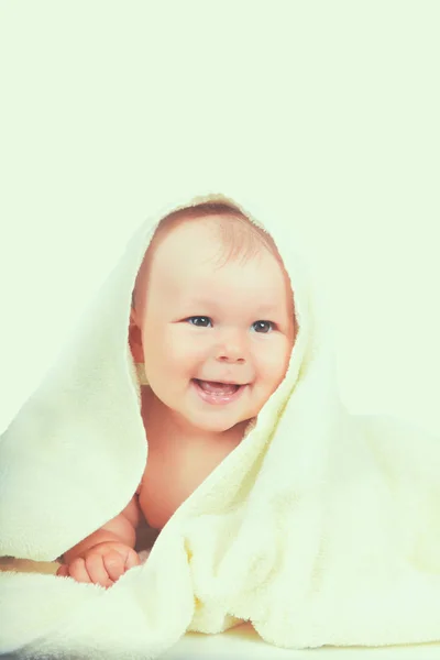 Mooie kleine baby liggend op beige handdoek — Stockfoto