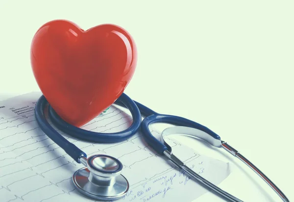 Rött hjärta och ett stetoskop på cardiagram — Stockfoto