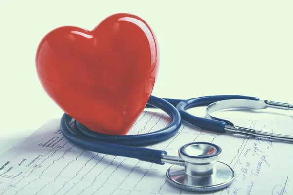 Красное сердце и стетоскоп на кардиаграмме — стоковое фото