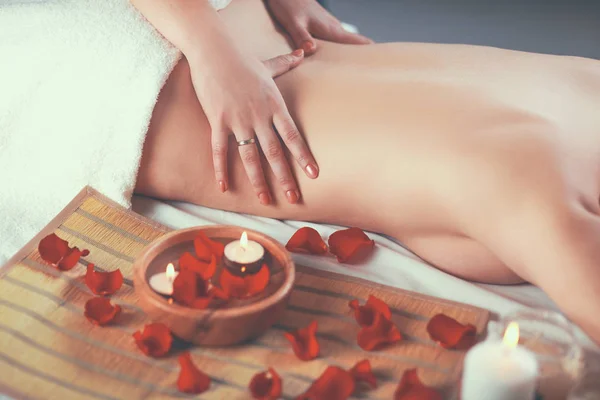 Vacker ung kvinna att få massage på spaet, liggande — Stockfoto