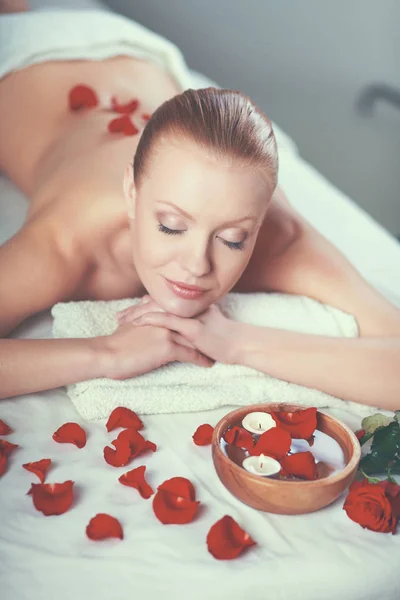 Piękna młoda kobieta coraz masażu spa, leżącego — Zdjęcie stockowe