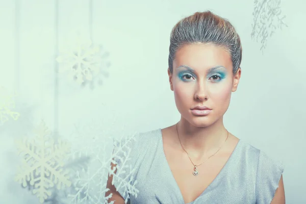 Portrait de belle femme, isolé sur fond gris — Photo