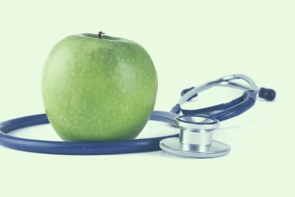 Stéthoscope et pomme verte isolés sur fond blanc — Photo