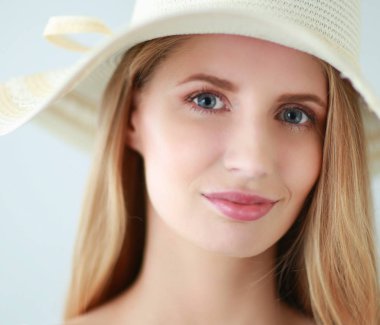 Retrato de la hermosa modelo con sombrero, aislado sobre fondo blanco