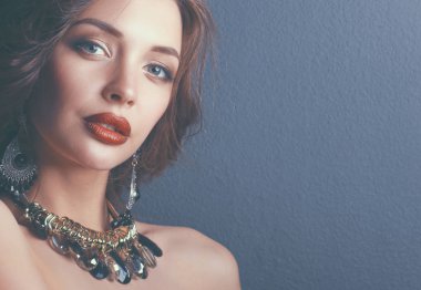 Siyah elbiseli, akşam makyajlı güzel bir kadın.