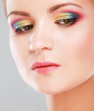 Güzel kadın koyu arka plan üzerinde izole portresi