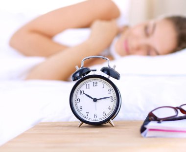 Yatakta rahat ve mutlu bir şekilde yatan güzel bir genç kadın.