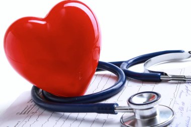Kırmızı kalp ve cardiagram üzerinde bir stetoskop