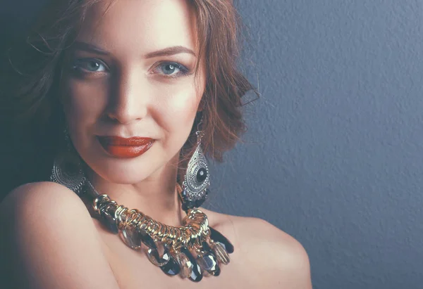 Hermosa mujer con maquillaje de noche en vestido negro — Foto de Stock